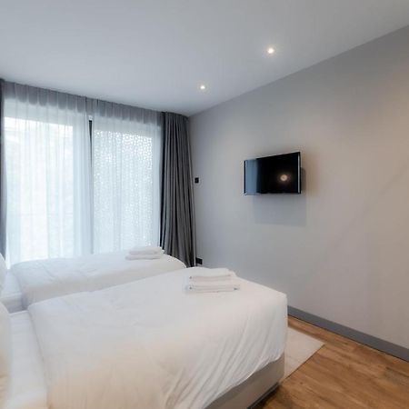 Fourty Three Luxury Serviced Apartments Dusseldorf Exterior photo A bedroom at the hotel